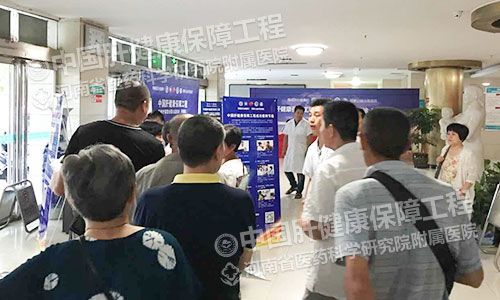 早上7点,门诊大厅开始就排起了长队