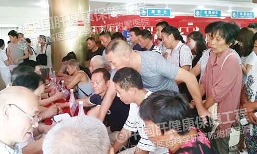早上8点,参与义诊的患者挤爆医院大厅