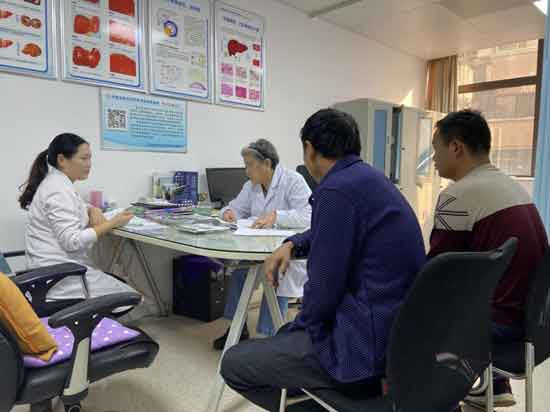 北京肝病专家在河南省医药院附属医院会诊,肝病患者抢争名额