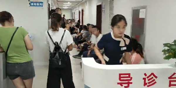 原北京302医院王景林教授在河南省医药院附属医院会诊高峰持续进行时